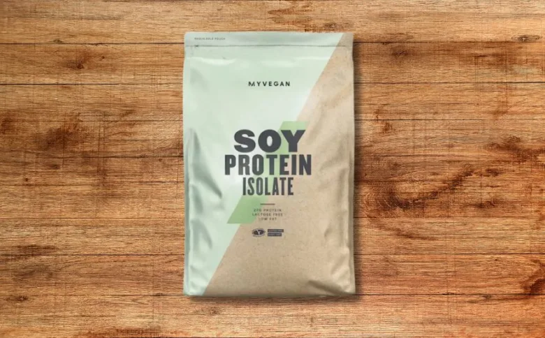 Balíček sójového izolatovaného bílkoviny značky MyVegan na dřevěném povrchu.