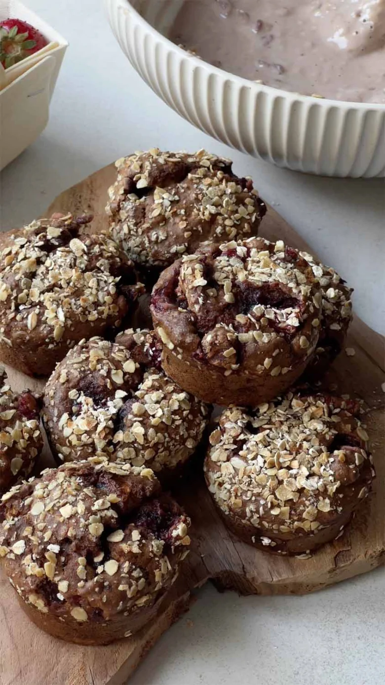 Srdovité muffiny s ovesnými vločkami na dřevěném podnose.
