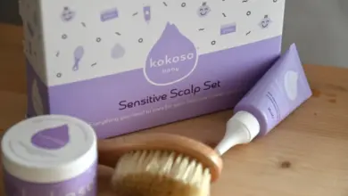 Sada péče o dětskou pokožku hlavy s kartáčem a krémem.