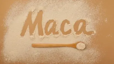 Prášek z macy napsaný písmem na dřevě s lžičkou.