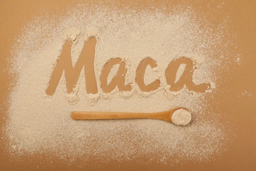 Prášek z macy napsaný písmem na dřevě s lžičkou.