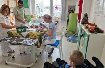 Děti s mozkovou obrnou se účastní rehabilitační činnosti pod dohledem terapeutů.