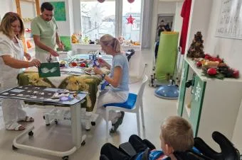 Děti s mozkovou obrnou se účastní rehabilitační činnosti pod dohledem terapeutů.