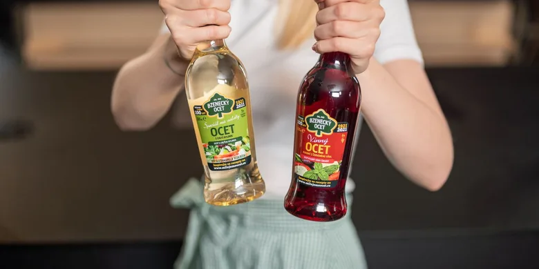 Dvě lahve octu: bílý ocet vedle červeného vinného.