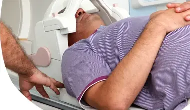 Pacient v tomografu pro vyšetření hrtanu