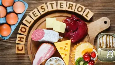 Návrh s vysokým obsahem cholesterolu na dřevěném podnosu.
