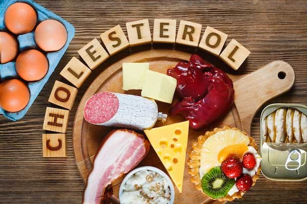 Návrh s vysokým obsahem cholesterolu na dřevěném podnosu.