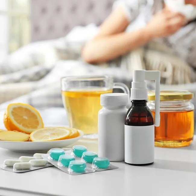 Domácí léky na horečku: citrony, čaj a sirup v posteli.