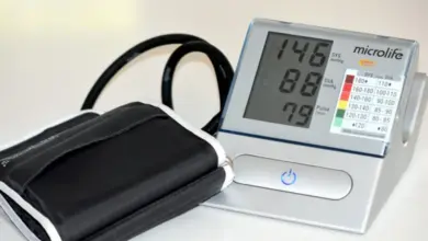 Digitální měřič krevního tlaku s vysokými hodnotami.