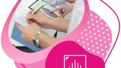 Lidé analyzují grafy s tabletů při práci v kanceláři.