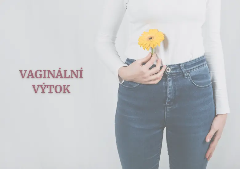 Žena drží žlutou květinu u břicha jako metafora vaginálního výtok