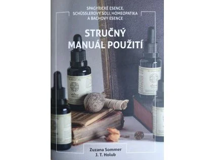 Knihy o homeopatii s lahvičkami esencí na pozadí.