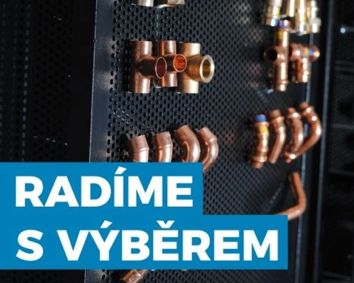 Měděné trubky a příruby pro instalaci na černé desce.