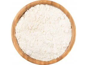 Bílý prášek v dřevěné mísce, pravděpodobně xylitol.