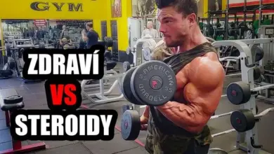 Muž v posilovně zvedá činku s nápisem zdraví vs steroidy