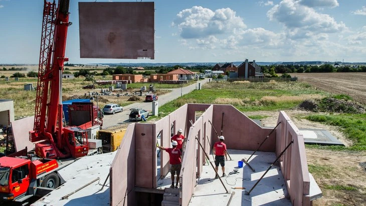 Práce s keramickým betonem při stavbě hrubé konstrukce.