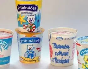 Retro české jogurtové poháry z osmdesátých let s logem Pribináček.