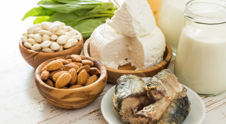 Keto diet potraviny jako sýr, ryby, ořechy a mléko.
