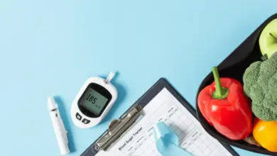 Krevní cukr, glukometr, zdravé potraviny pro diabetes.