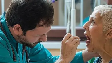 Lékař zkoumá ústa pacientky při léčbě rakoviny.