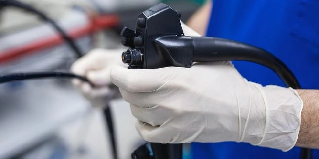 Endoskop v rukou lékaře pro vyšetření tlustého střeva